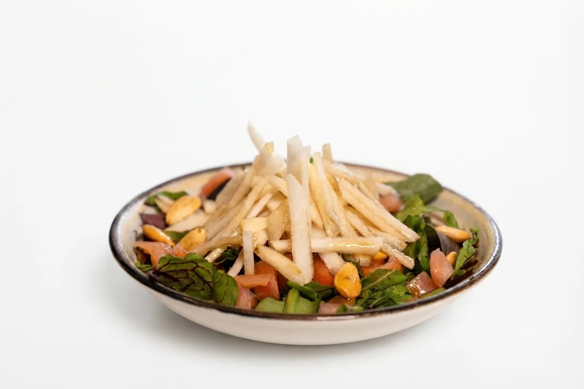 Armutlu Bademli Bahçe Salatası